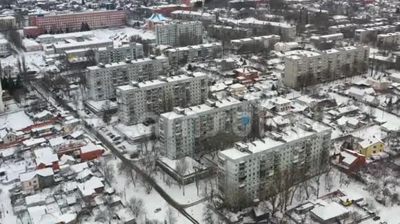 冬季与建筑物一起俯瞰城市景观视频的预览图