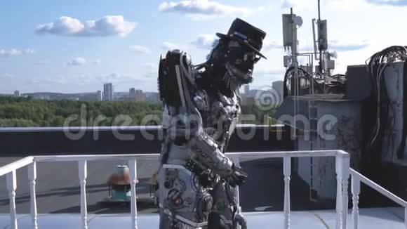 人类机器人在蓝天背景下跳舞录像有智力的金属机器人会移动他的脚和手视频的预览图