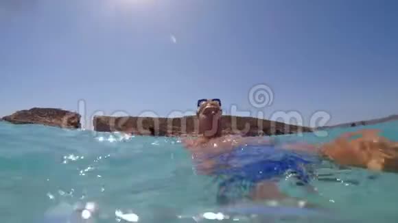 一个快乐的人游进海里在iPhone上拍照视频的预览图