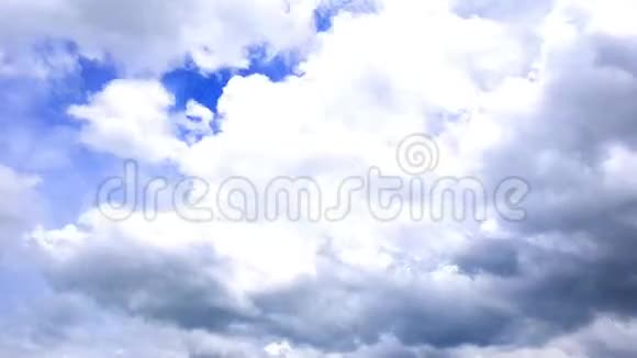云彩掠过深蓝的天空时间流逝视频的预览图
