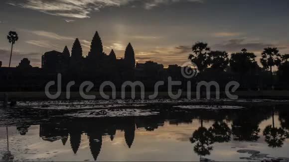 日出吴哥时间推移高棉古建筑纪念碑的彩绘视频的预览图