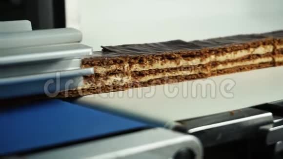 巧克力工厂巧克力棒生产输送机视频的预览图