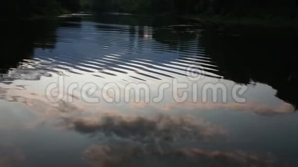 傍晚时分夕阳西下一条河流流入伏尔加河的素描视频的预览图