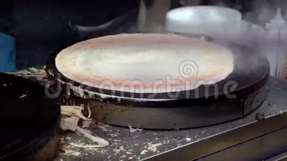 热煎饼是用锅煮的视频的预览图