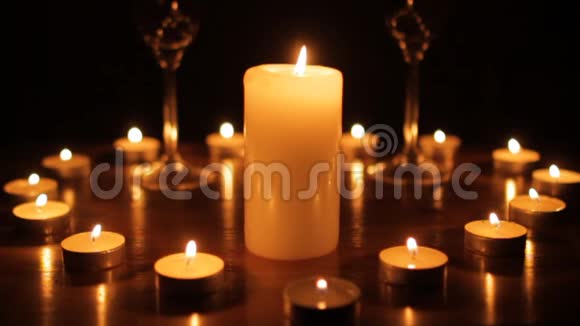 吹灭蜡烛结束浪漫的烛光晚餐视频的预览图