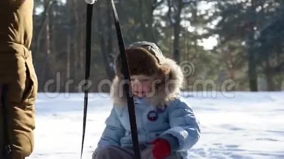 孩子们在雪地上雪橇家庭圣诞假期的乐趣视频的预览图