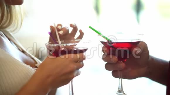 美女夫妇在咖啡厅喝鸡尾酒玩得开心视频的预览图