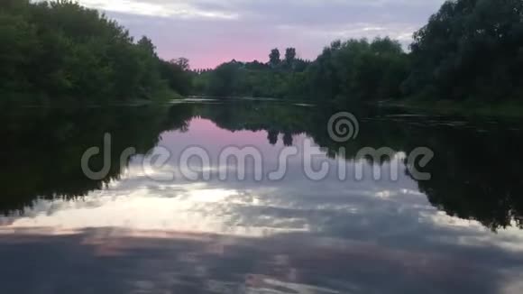 傍晚时分夕阳西下一条河流流入伏尔加河的素描视频的预览图