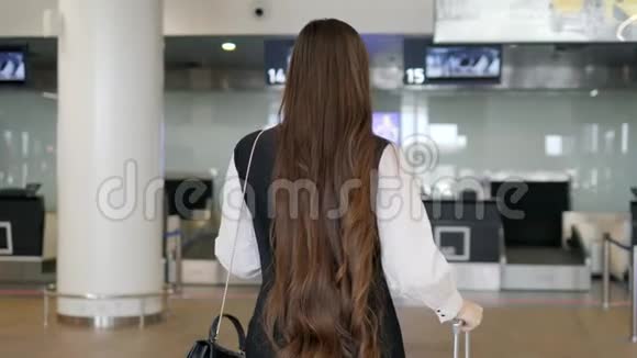 国际机场的年轻女子拿着行李站着排队办理登机手续跟着我开心地微笑着视频的预览图