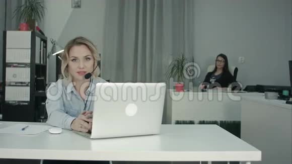 办公室里坐着两个迷人的女工视频的预览图