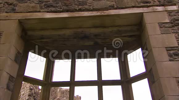 城堡上一扇现代的窗户视频的预览图