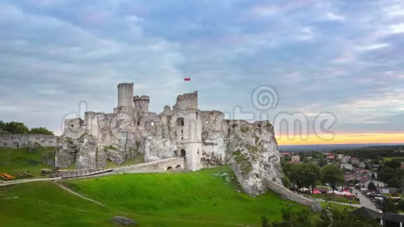 Ogrodzieniec城堡波兰朱拉地区中世纪城堡被毁视频的预览图