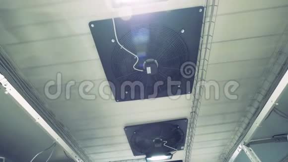 技术室天花板安装两个通风器视频的预览图