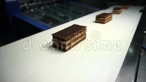 巧克力工厂巧克力棒生产输送机视频的预览图