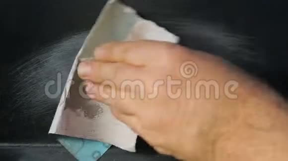 一个人用纸清洗汽车后部的铁锈视频的预览图