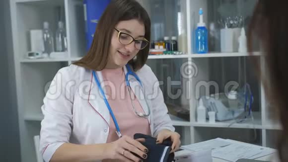 女医生在诊所办公室测量病人的压力视频的预览图