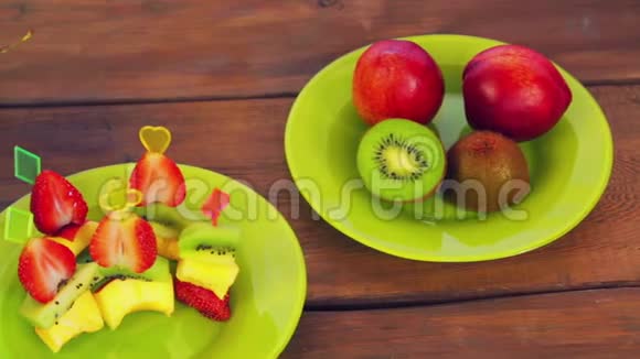 在一张白色的盘子上躺在一张深色的木桌上是草莓和樱桃特写视频的预览图