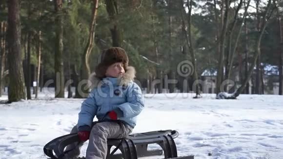 孩子们在雪地上雪橇家庭圣诞假期的乐趣视频的预览图