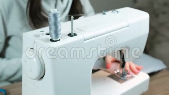 女士缝制轻织物上的缝纫机特写侧视模糊视频的预览图