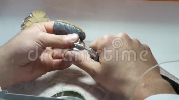 牙科技师抛光金属框架使金属表面对齐视频的预览图