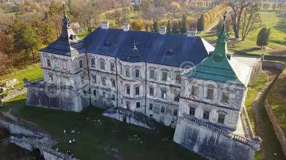 古老的皮德希提城堡乌克兰从鸟瞰城堡景色视频的预览图