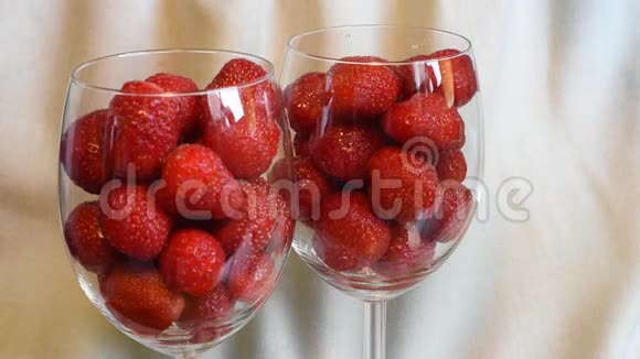 满是草莓和香槟的酒杯阳光下闪烁着气泡视频的预览图