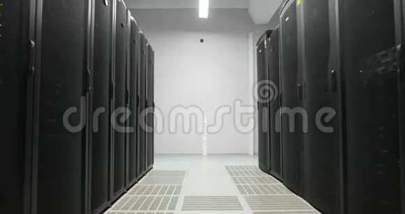 服务器架在现代数据中心演练云计算数据中心服务器机房云计算数据存储视频的预览图