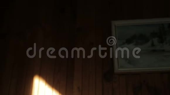 旧的老式电话在木制桌子和一个木制的墙壁上的太阳相机自上而下视频的预览图