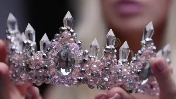戴皇冠的女模特在演播室摆珠宝视频的预览图
