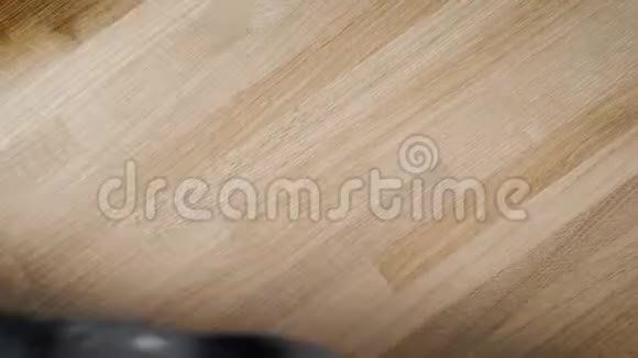 木匠正在木板上涂清漆准备抛光用手做特写视频的预览图