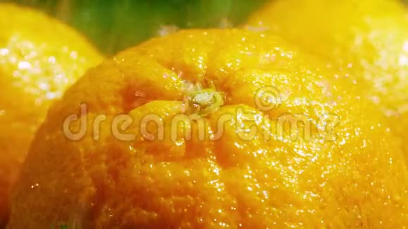 水溅在成熟的橘子上慢镜头视频的预览图