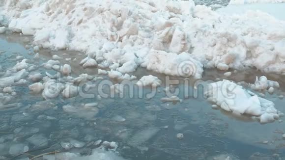 河上的冰漂移动浮冰接近视频的预览图
