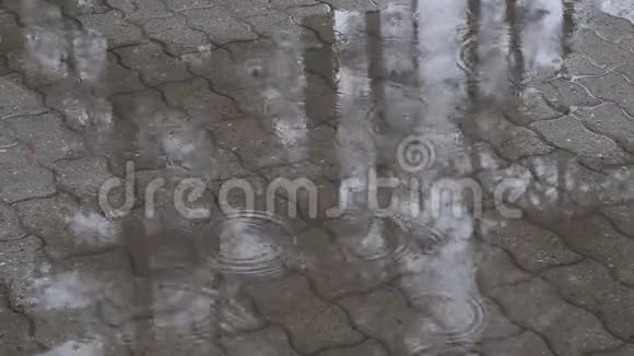 瓦路上的水坑小雨点视频的预览图