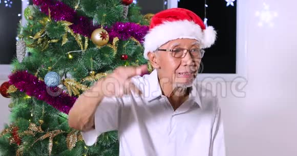 祖父从孙女那里得到圣诞礼物视频的预览图