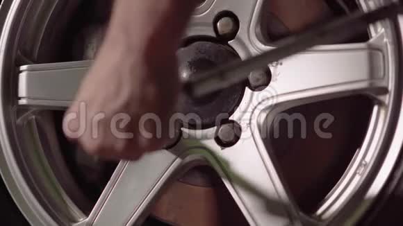 一名汽车修理工用压缩空气充气轮胎并检查驱动safety4k30fps的压力视频的预览图