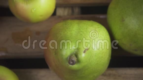 照相机正在水果和果汁上移动视频的预览图