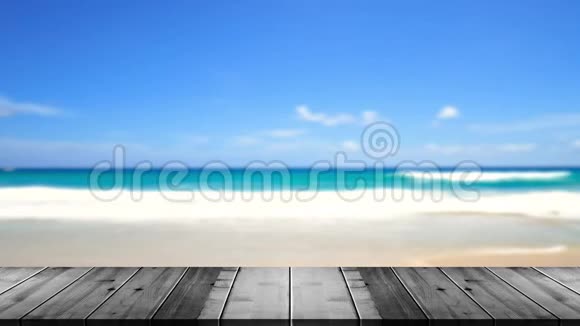 4K视频剪辑最美丽的木制露台前海景海滩的夏季背景视频的预览图