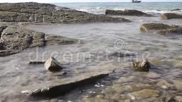 海滩岩石上的海浪视频的预览图