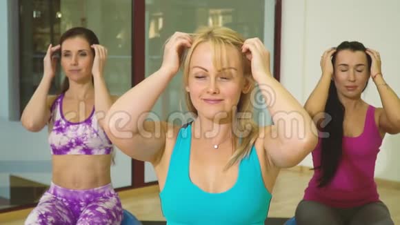 三个满意的女人做头部按摩慢动作视频的预览图