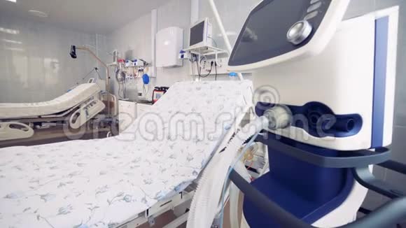 两个病人中的一个位于一个医院的病床上视频的预览图