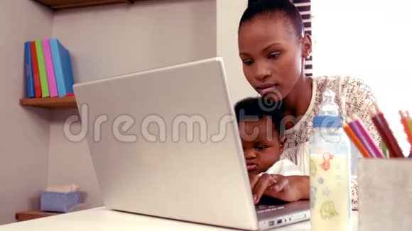 微笑着妈妈用键盘打字视频的预览图