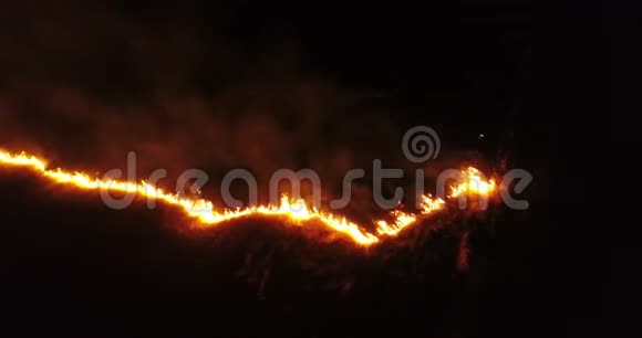 火焰燃烧的夜晚燃烧视频的预览图
