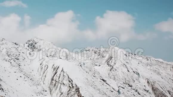 直升机飞过雪山视频的预览图