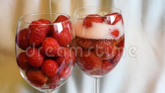 满是草莓和香槟的酒杯阳光下闪烁着气泡视频的预览图