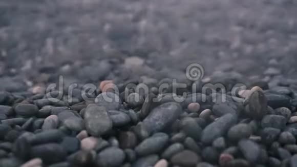 晚上在石质海滩特写视频的预览图