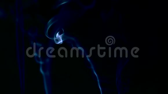 三股蓝色的烟雾在黑色的背景上变成了烟雾视频的预览图