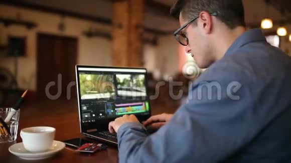 自由职业者视频编辑工作在笔记本电脑与电影编辑软件摄影师vlogger或博主相机视频的预览图