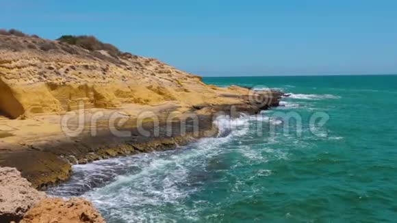 海波在岩石海角的风景海浪拍打在岩石海岸视频的预览图
