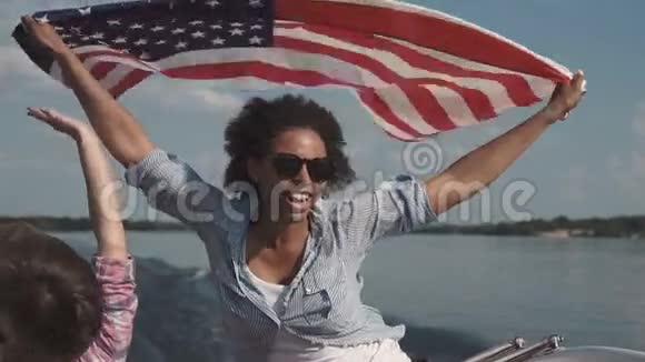 非洲黑人妇女在船上举旗视频的预览图