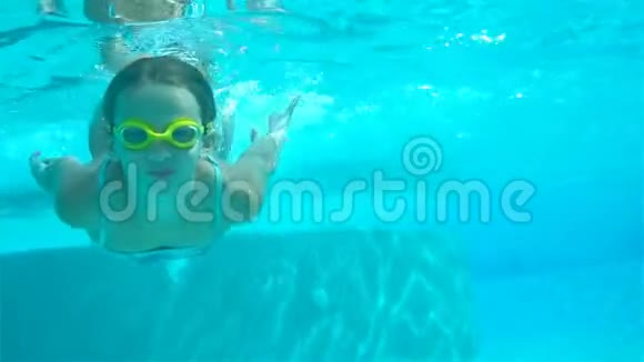 在水下游泳池可爱的小女孩视频的预览图